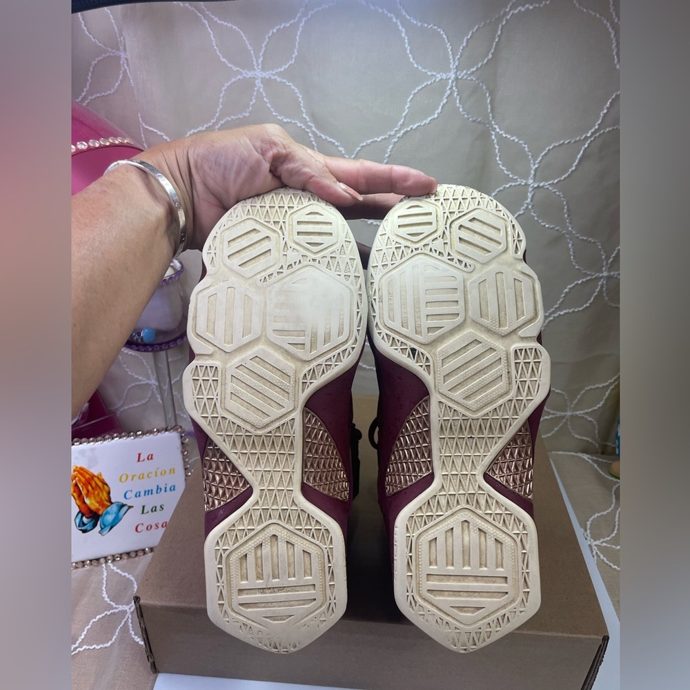 Lebron 13‎ Maroon and Gold size 6.5 Y Kids - Picture 9 of 11